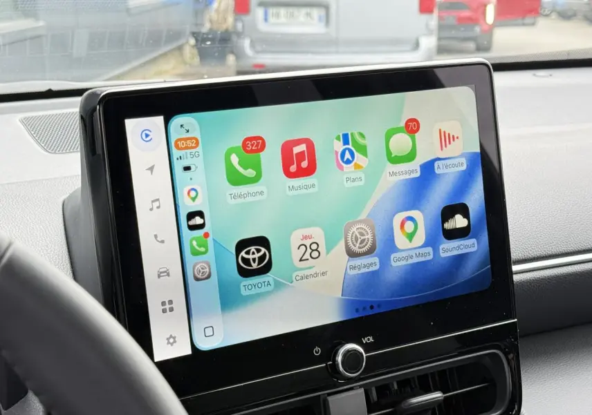Écran tactile central de la Toyota Yaris Cross 2026 affichant Apple CarPlay, vu de face à l'intérieur du véhicule.