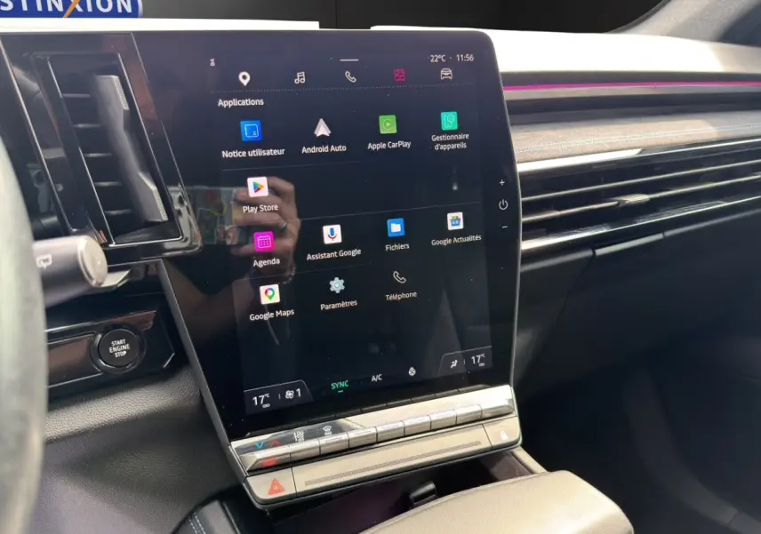 Vue rapprochée de la console centrale du Renault Espace gris foncé 2024, écran tactile vertical avec commandes climatisation.