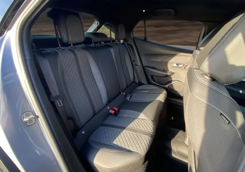 Vue intérieure côté gauche des sièges arrière en tissu noir et gris du Peugeot 2008 2024 gris Artense.