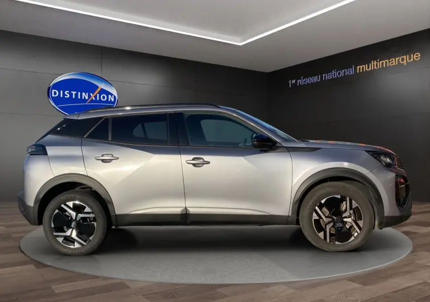 Peugeot 2008 2024 gris Artense vue profil côté gauche, soulignant ses jantes noires et toit noir contrastant.