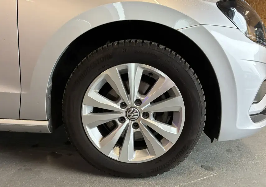 Gros plan sur la roue avant droite grise d'une Volkswagen Golf Sportsvan 2019 avec jante alliage et pneu Bridgestone.