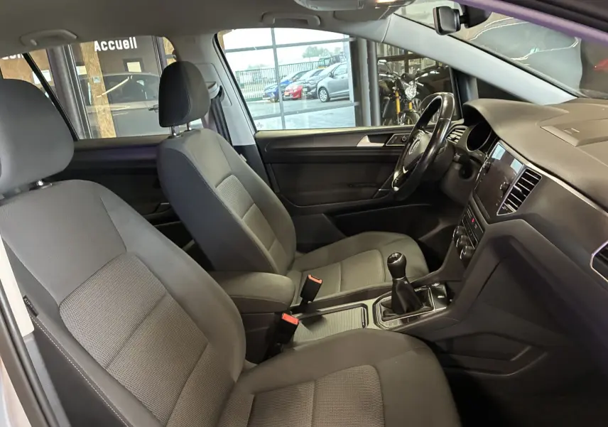 Intérieur gris noir de la Volkswagen Golf Sportsvan 2019, vue côté droit sur les sièges avant et le tableau de bord avec boîte manuelle.