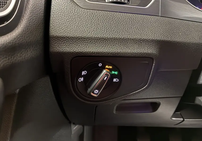 Gros plan sur le sélecteur d'éclairage du tableau de bord gris noir d'une Volkswagen Golf Sportsvan 2019.