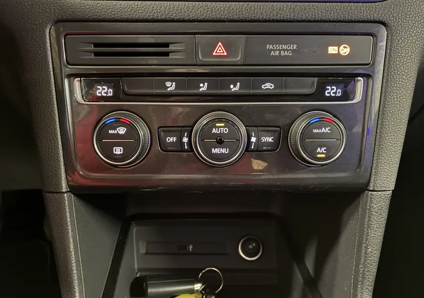 Tableau de bord de Volkswagen Golf Sportsvan 2019 montrant la climatisation automatique et commandes centrales en gros plan.