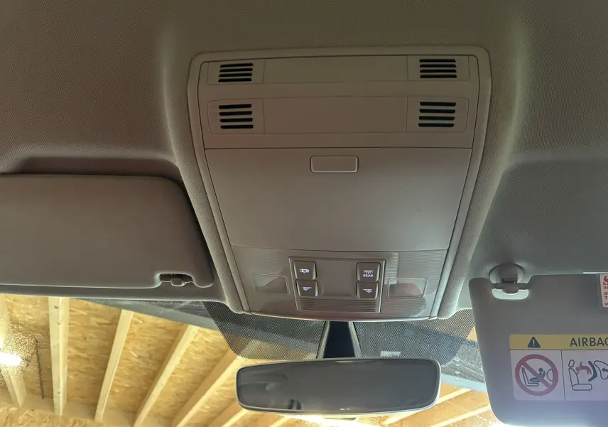 Vue intérieure du plafond avant gris avec commandes d'éclairage et rétroviseur d'une Volkswagen Golf Sportsvan 2019.