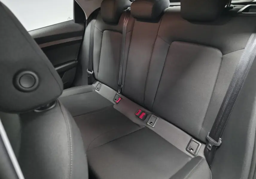 Vue arrière des sièges noirs en tissu Novum de l'Audi A1 Sportback 2024 avec ceintures de sécurité visibles.