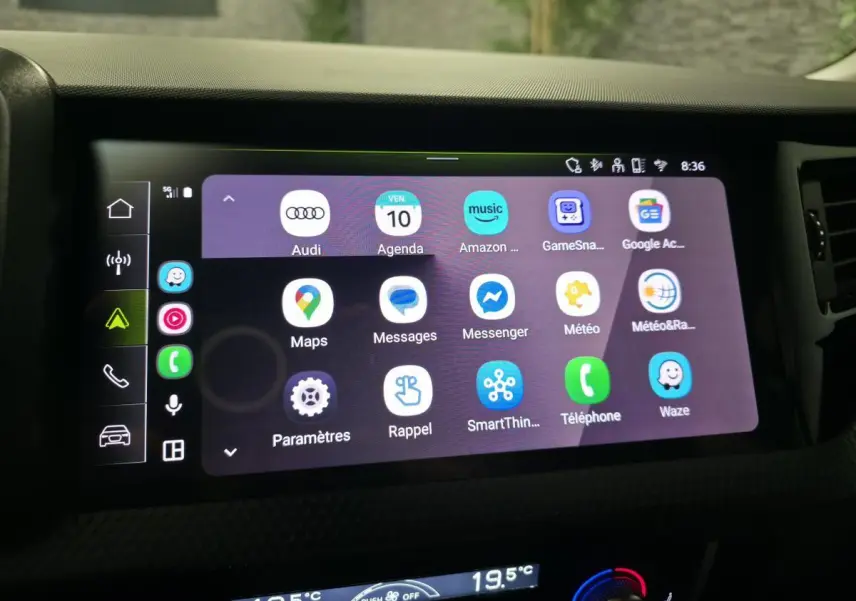 Écran tactile central de l'Audi A1 Sportback 2024 affichant les applications connectées, avec tableau de bord noir.