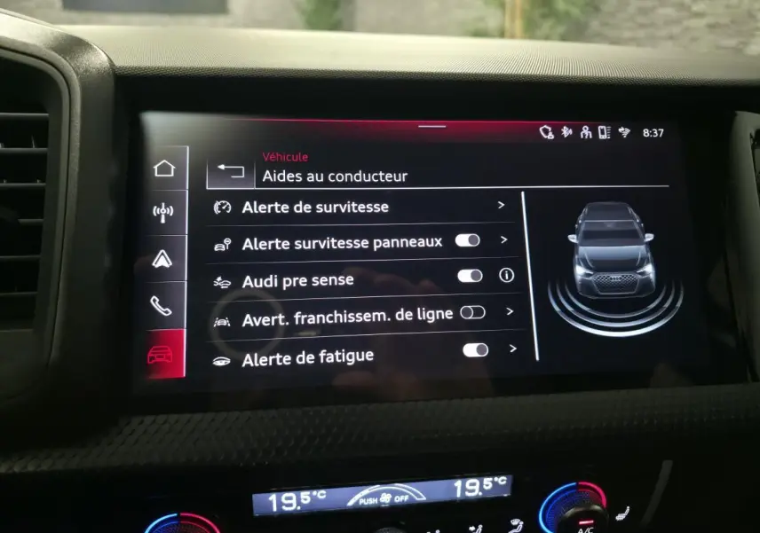 Écran central intérieur montrant les aides au conducteur sur Audi A1 Sportback gris Manhattan, tableau de bord noir.