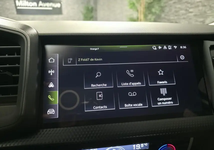 Écran tactile central de l'Audi A1 Sportback 2024 affichant le menu appels avec commandes en français.