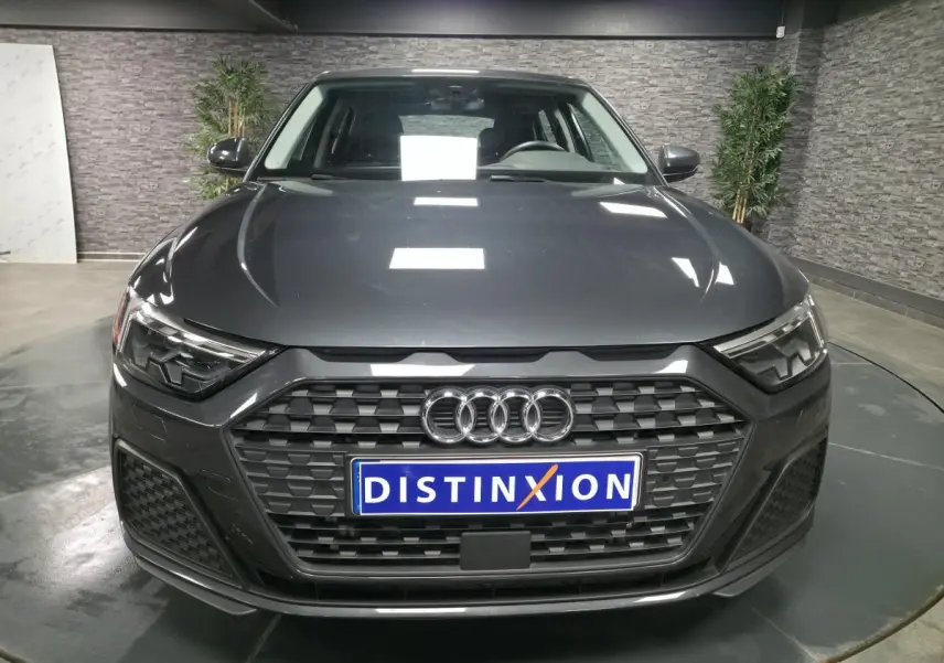 Vue frontale d'une Audi A1 Sportback gris Manhattan avec calandre noire titane et phares LED dynamiques.