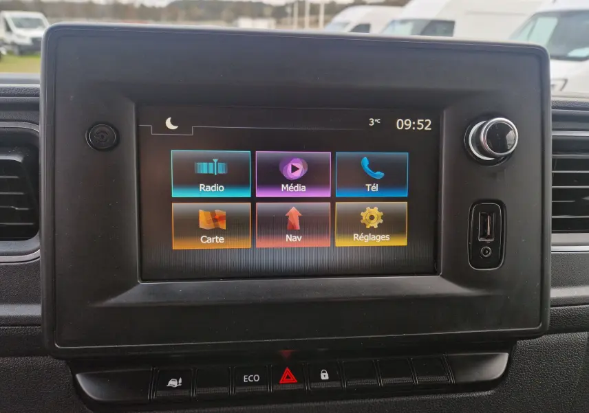 Écran tactile central du Renault Master blanc 2020 affichant les options radio, média, téléphone, carte, navigation et réglages.