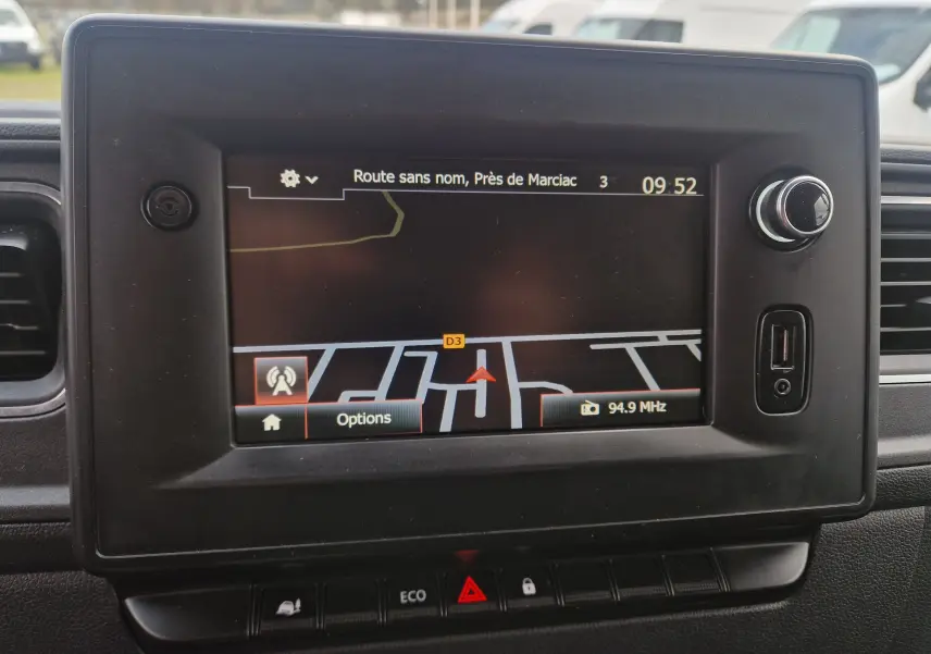 Écran GPS central du Renault Master blanc 2020, affichant une carte et les commandes radio et options.