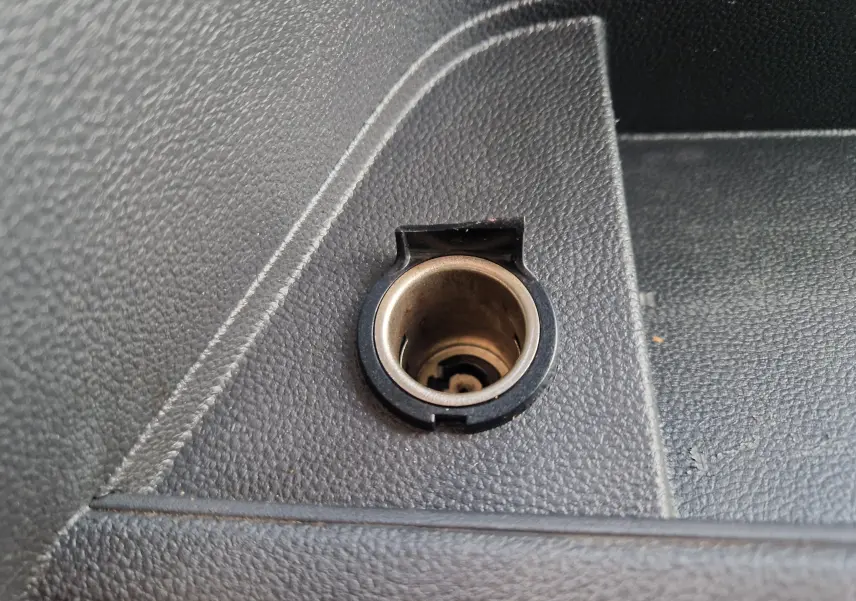 Prise allume-cigare en gros plan sur la console intérieure noire du Renault Master blanc L2H2 2020.