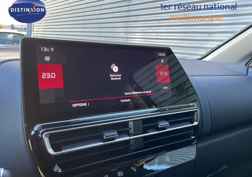 Vue rapprochée de l'écran tactile et des aérateurs du tableau de bord du Citroën C5 Aircross noir Perla Metal 2025.