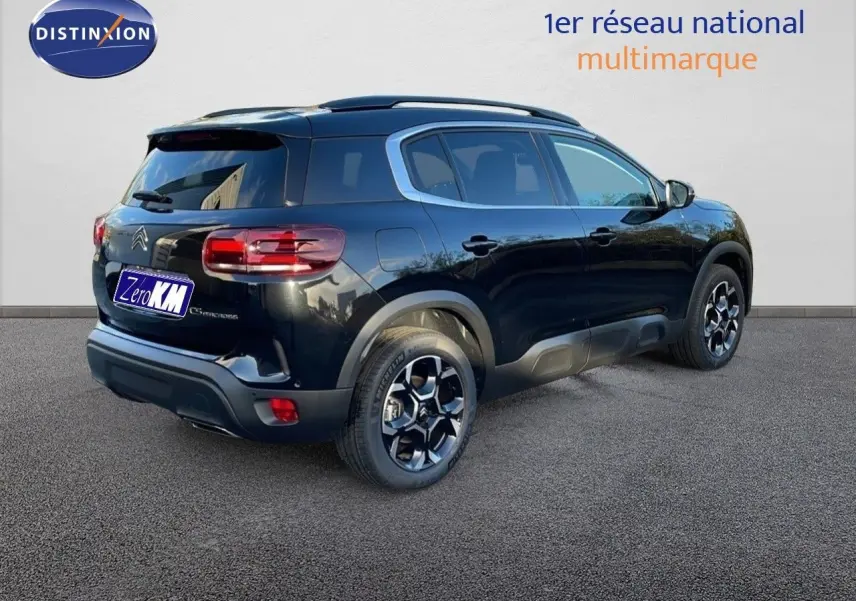 SUV Citroën C5 Aircross noir perla metal vu de trois quarts arrière droit avec jantes bicolores.