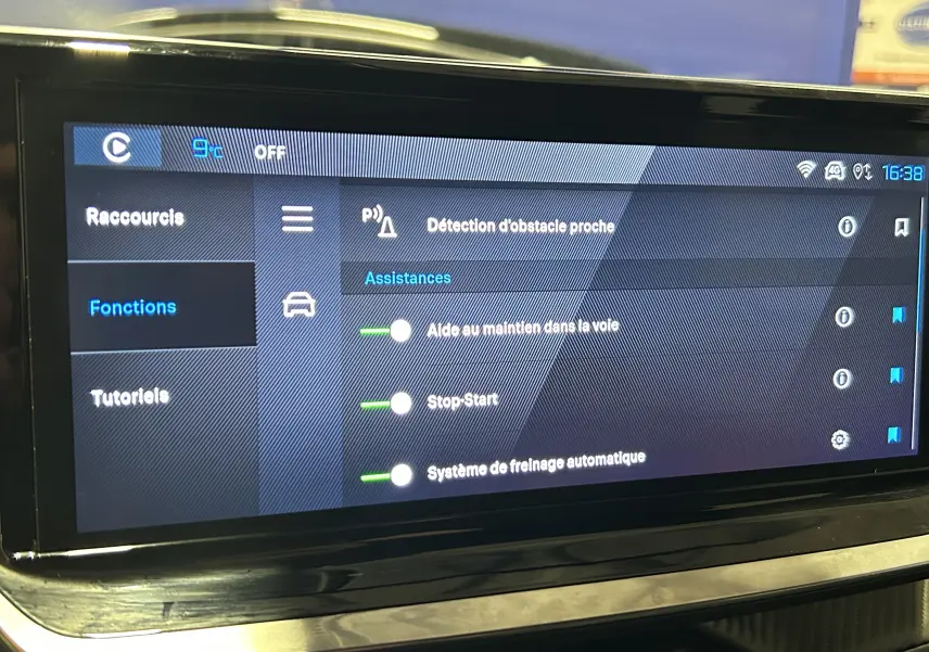 Écran tactile intérieur du Peugeot 2008 Allure Hybrid 145 montrant les options d'aides à la conduite activées.