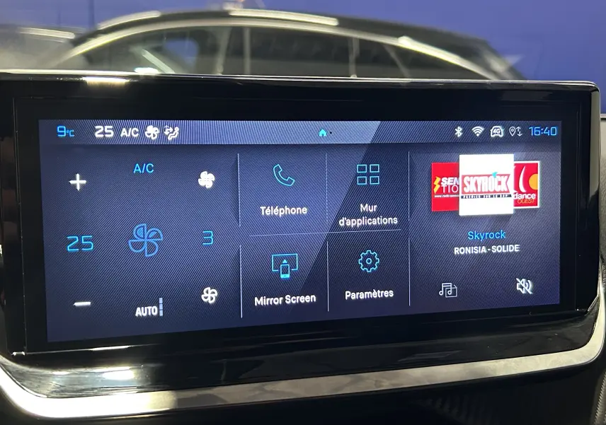 Écran tactile central du Peugeot 2008 Allure Hybrid 145, affichant la climatisation et les options multimédia.