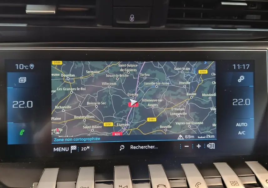 Écran tactile central affichant la navigation 3D dans un Peugeot 508 gris clair, vue intérieure du tableau de bord.