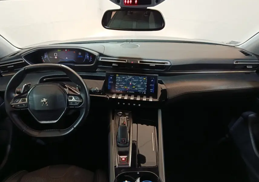 Vue intérieure avant du tableau de bord noir et volant cuir de la Peugeot 508 BlueHDi avec écran tactile central et affichage numérique.