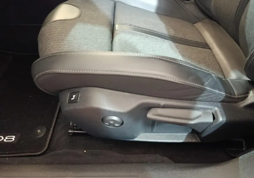 Gros plan sur le siège avant conducteur gris foncé de la Peugeot 508 2020 avec réglages manuels et bouton de mémoire.