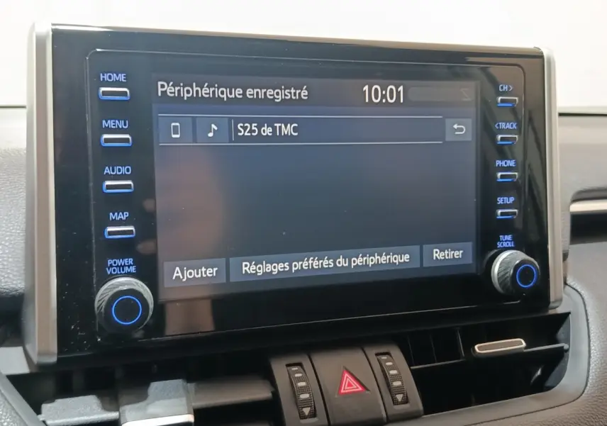 Écran tactile central du Toyota RAV4 Hybride 2021 affichant les réglages Bluetooth, entouré de boutons de commande.