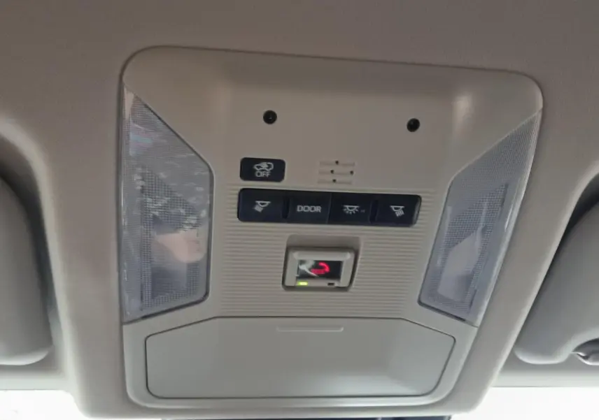 Plafonnier intérieur beige avec commandes d’éclairage et détecteur dans un Toyota RAV4 hybride 2021.