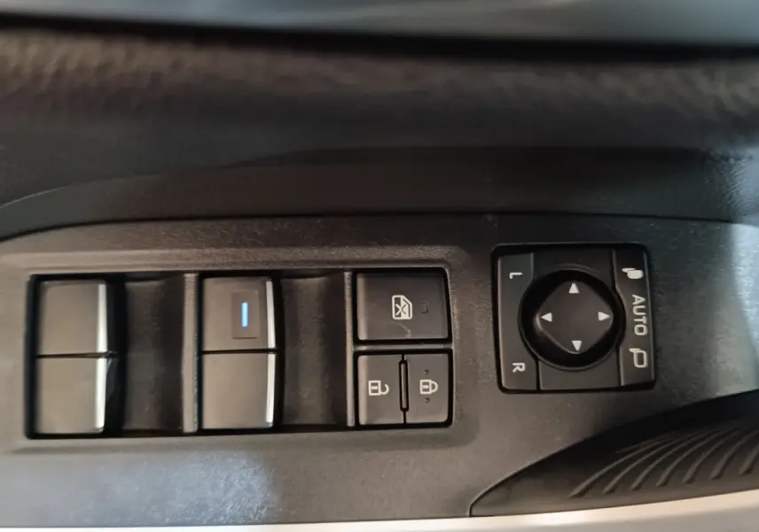 Gros plan sur les commandes des vitres et rétroviseurs côté conducteur du Toyota RAV4 hybride 2021, finition Dynamic.