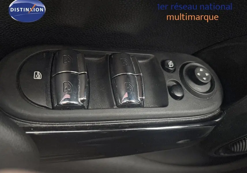 Gros plan sur les commandes de lève-vitres et réglages des rétroviseurs côté conducteur d'une MINI 2023.