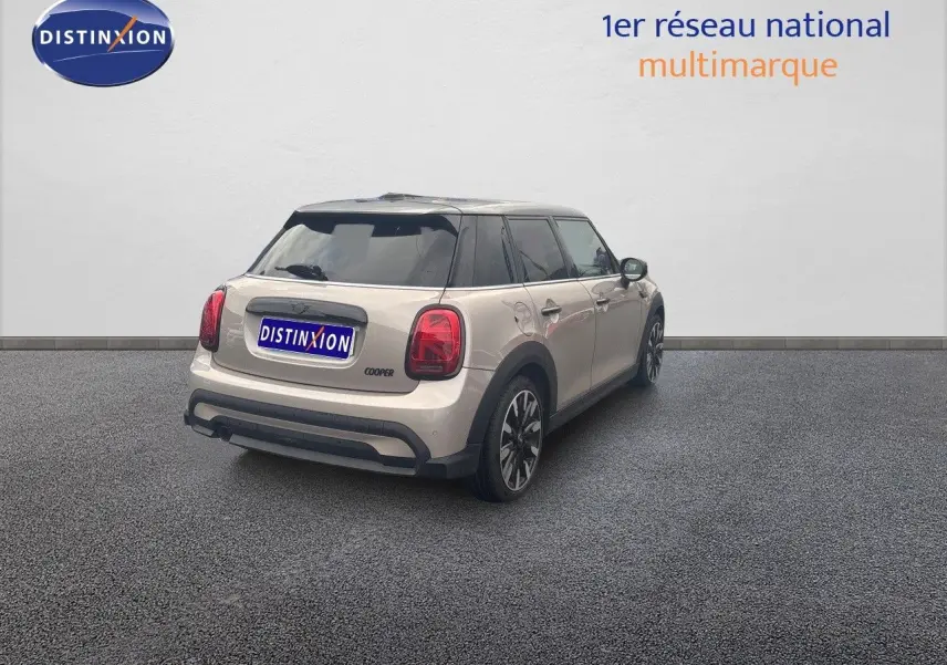 Vue 3/4 arrière droite d'une MINI 1.5 136CH STEPTRONIC couleur gris rooftop avec toit noir et jantes bi-ton.