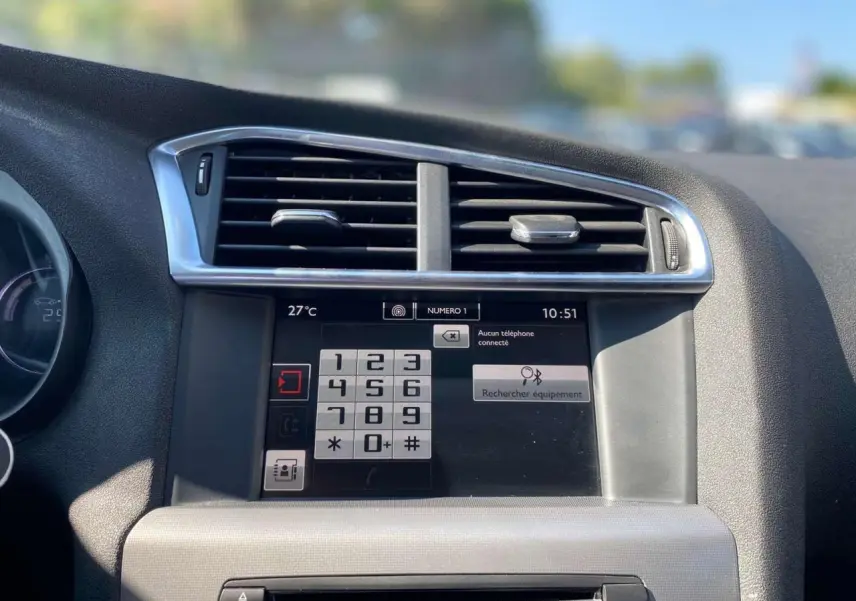 Tableau de bord de Citroën C4 2015 avec écran tactile et commandes d'aération en gros plan intérieur.