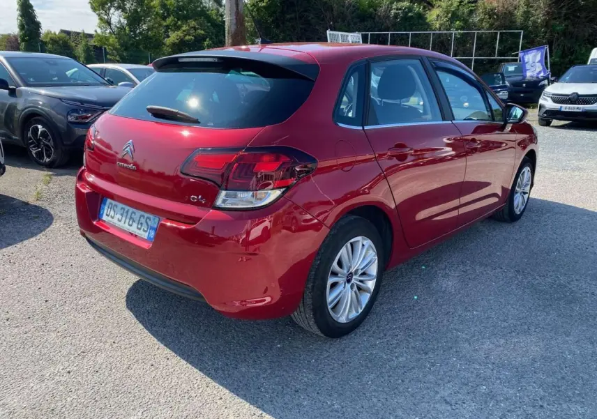 Citroën C4 rouge métallisé vue 3/4 arrière droit avec feux arrière distinctifs et jantes alliage.