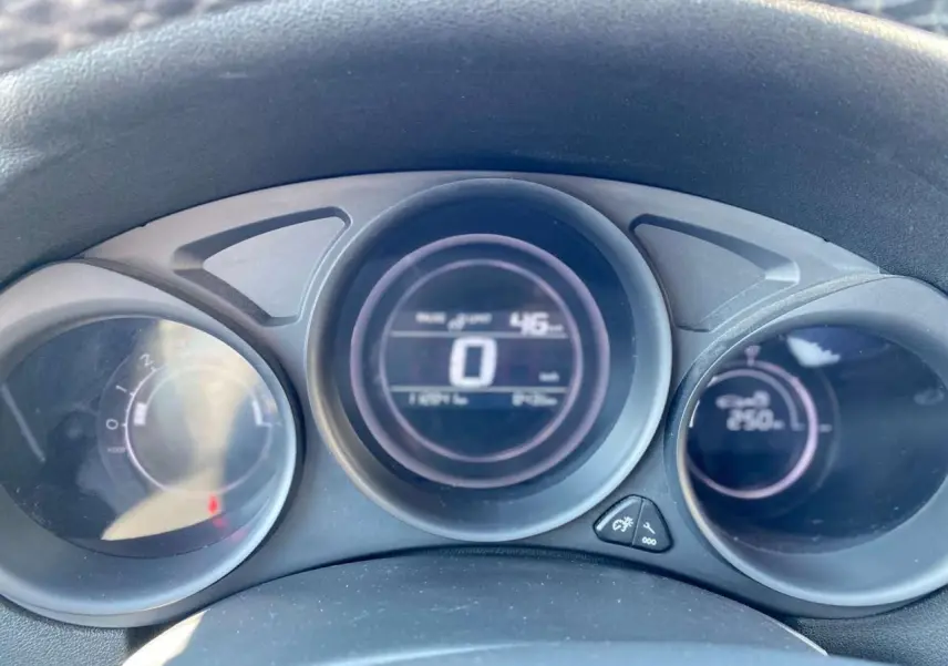 Tableau de bord de Citroën C4 2015 en gros plan, affichage numérique central avec compteur de vitesse à zéro.