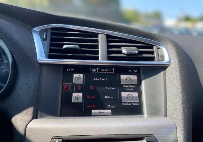Tableau de bord de Citroën C4 2015 montrant l’écran central avec infos de trajet et ventilation chromée.