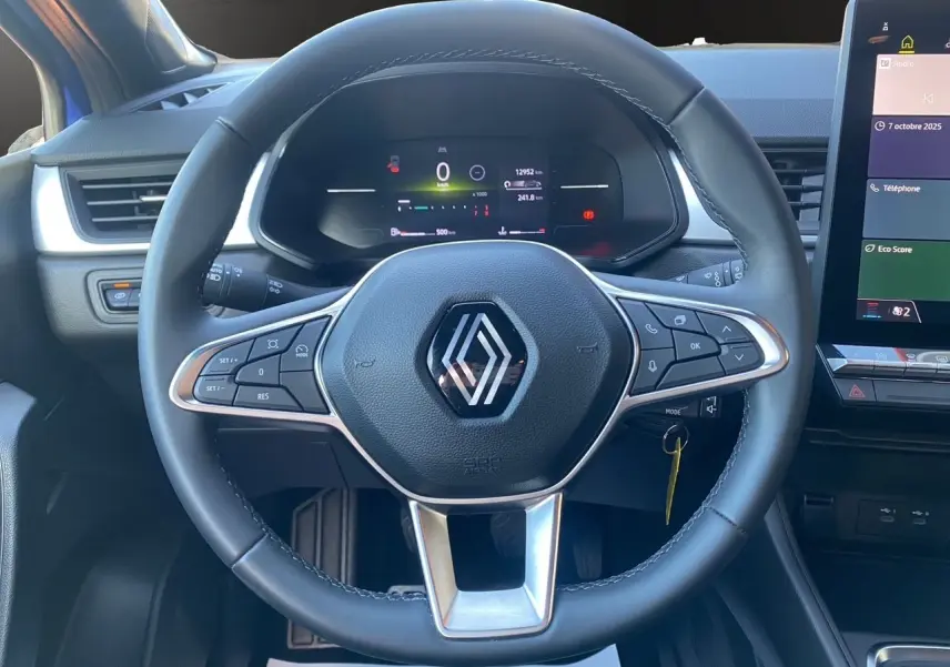 Vue rapprochée du volant et du tableau de bord numérique du Renault Captur TCE 90 Evolution 2024.