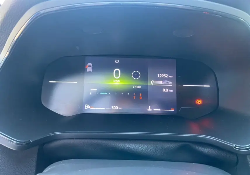 Tableau de bord numérique du Renault Captur TCE 90 Evolution 2024, affichant vitesse, kilométrage et jauge essence.