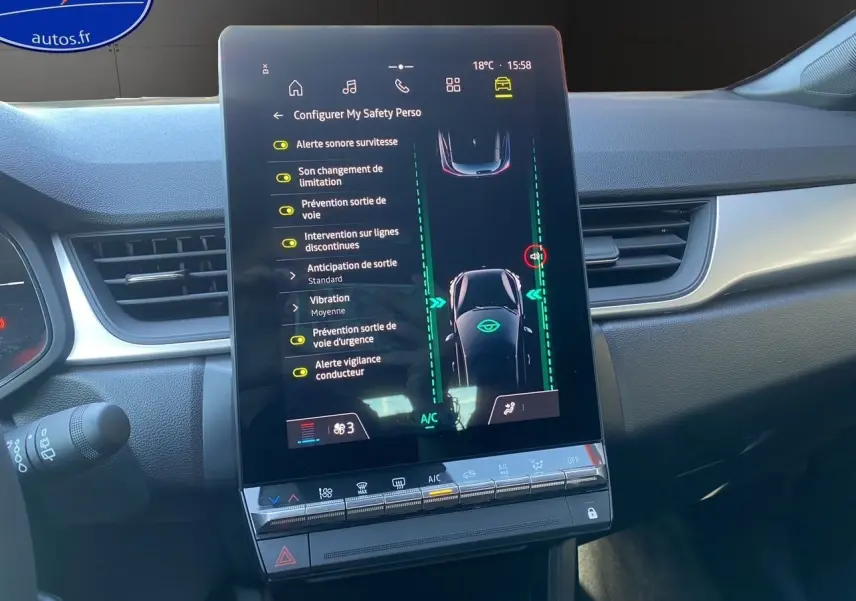 Écran tactile central du Renault Captur TCE 90 Evolution 2024, affichant les aides à la conduite dans un intérieur moderne.