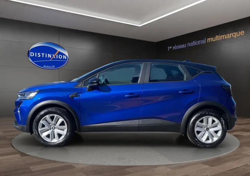 Profil côté gauche du Renault Captur 2024 TCE 90 Evolution en bleu Iron avec toit noir et jantes argentées.