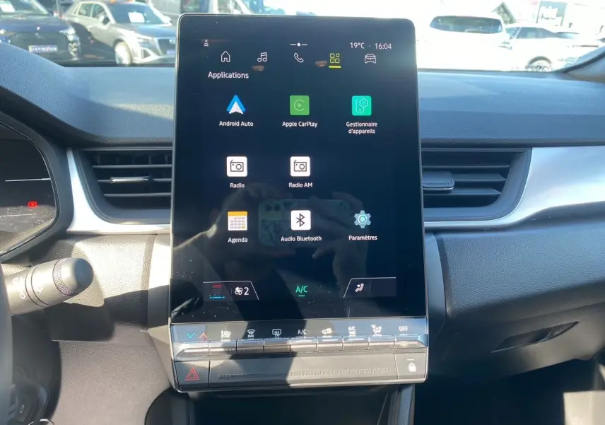 Écran tactile central du tableau de bord du Renault Captur 2024, affichant les applications connectées.