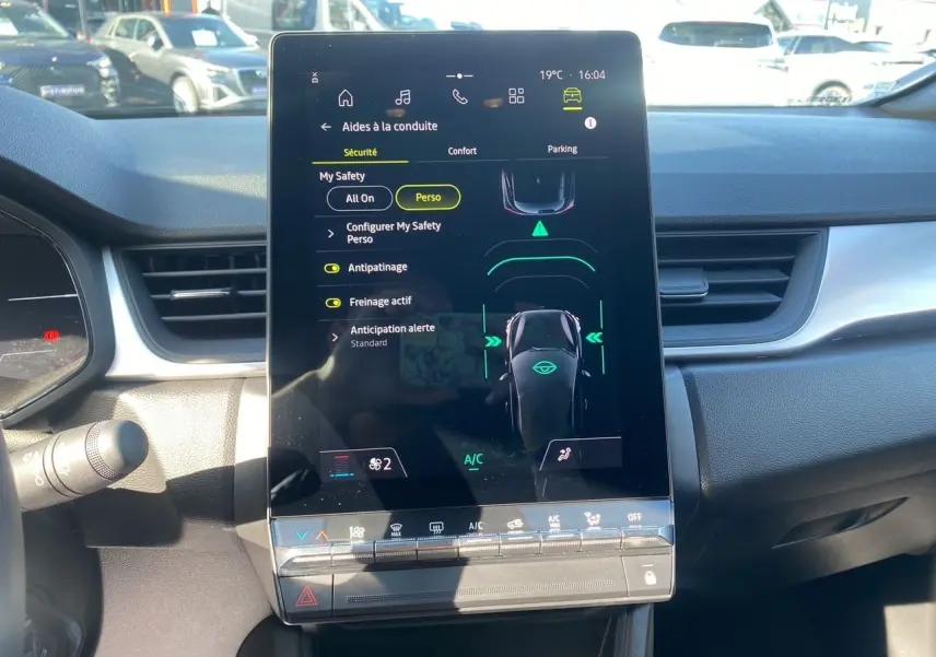 Écran tactile central du tableau de bord du Renault Captur TCE 90 Evolution 2024, avec interface d’aides à la conduite visible.