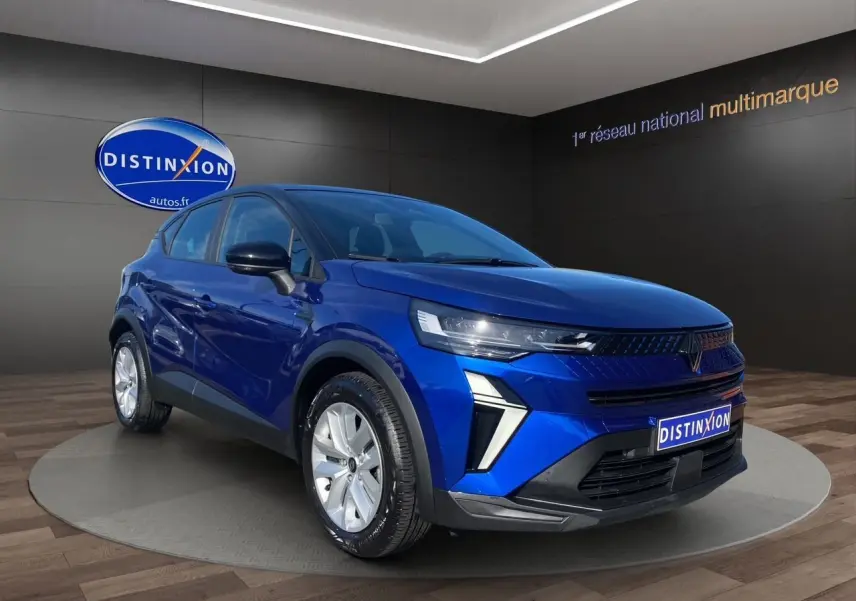 Renault Captur TCE 90 Evolution 2024 bleu Iron avec toit noir, vue 3/4 avant mettant en valeur la calandre et phares LED.