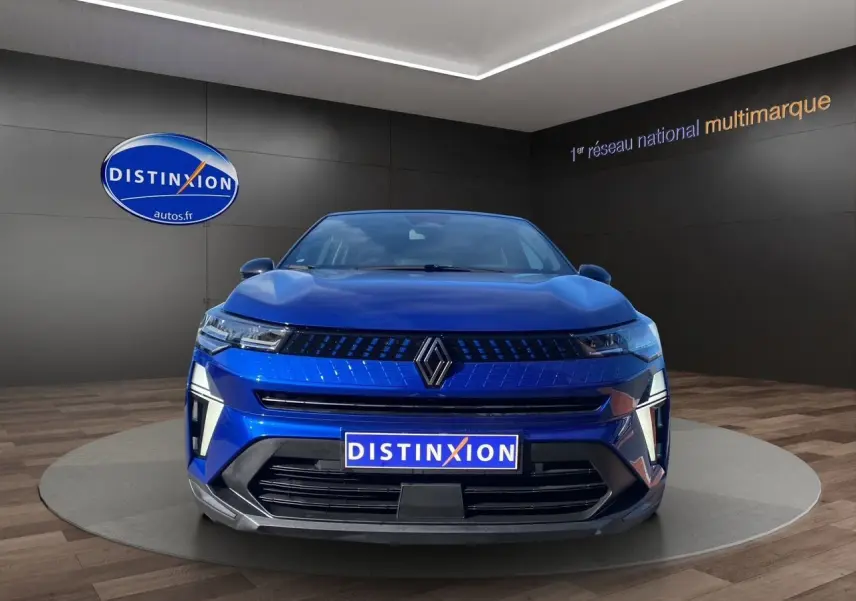 Vue frontale du Renault Captur TCE 90 Evolution 2024 en bleu Iron avec toit noir et caméra intégrée.