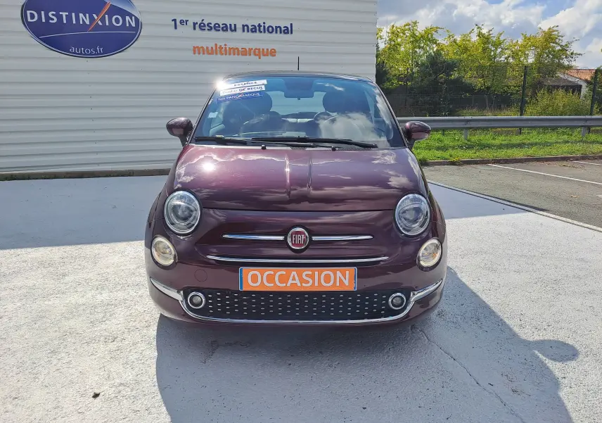 Vue de face d'une FIAT 500 Opera Bordeaux Métal 2020 avec plaque "OCCASION" et phares ronds caractéristiques.