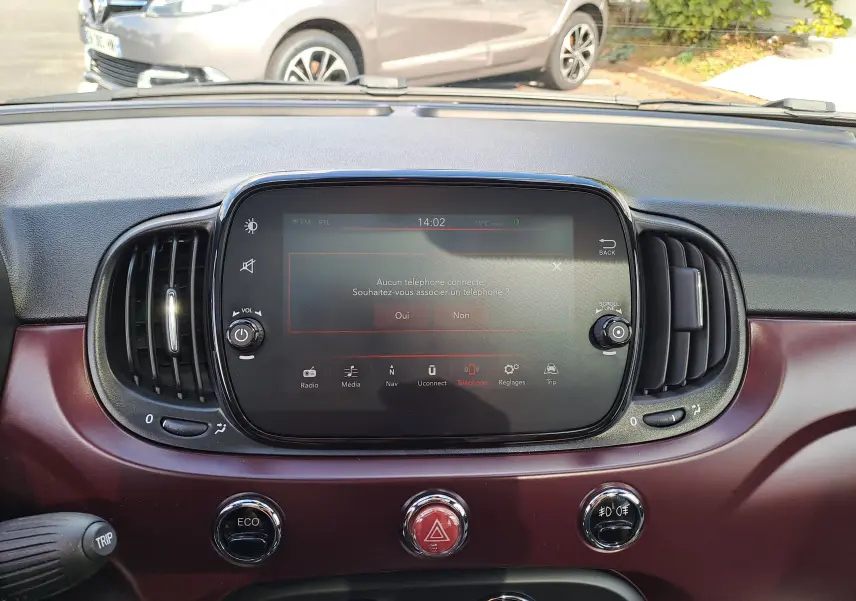 Tableau de bord de Fiat 500 2020 en Opera Bordeaux, avec écran tactile central et commandes circulaires visibles.