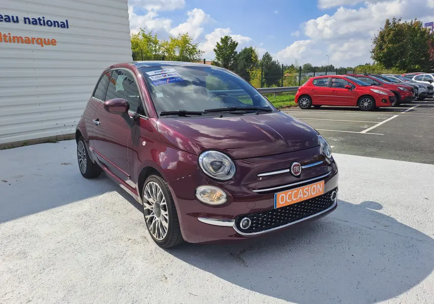 Fiat 500 Opera Bordeaux métal vue 3/4 avant droit avec jantes alliage et plaque occasion visible.