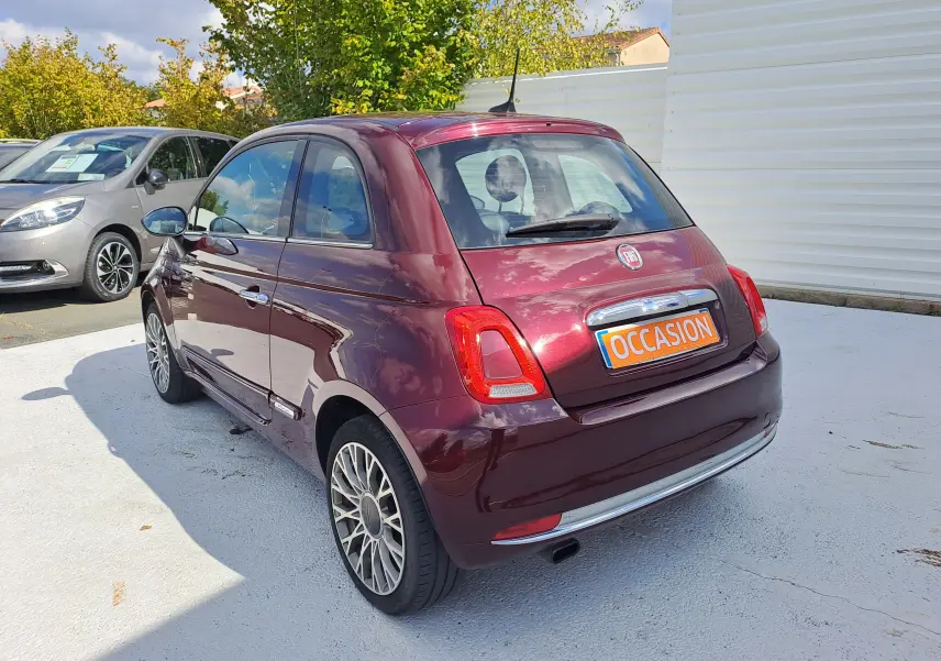 Fiat 500 Opera Bordeaux métal vue 3/4 arrière droit, avec jantes alliage et plaque "OCCASION" visible.