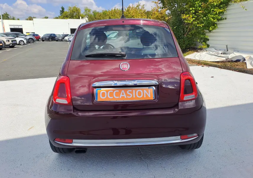 Vue arrière d'une FIAT 500 Opera Bordeaux Métal de 2020 avec plaque "OCCASION" et feux arrière LED distinctifs.