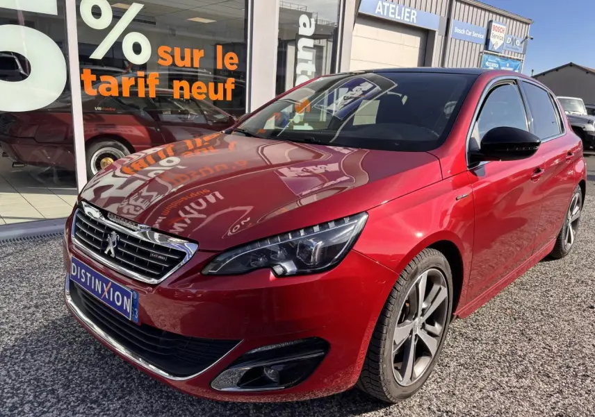 Peugeot 308 GT Line rouge foncé vue 3/4 avant droit avec calandre chromée et jantes aluminium 17 pouces diamantées.