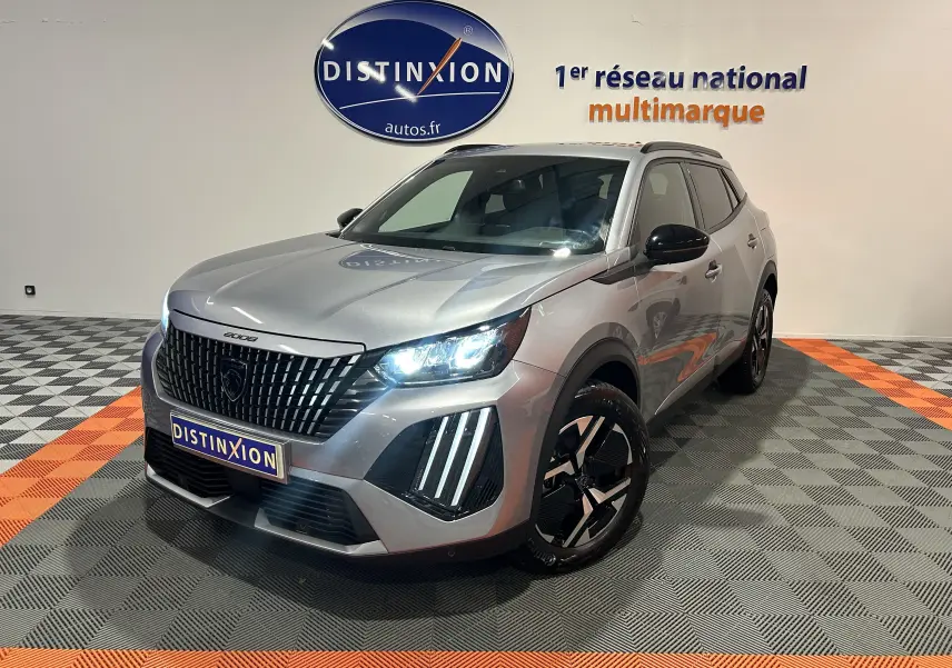 Peugeot 2008 Allure Hybrid 145 gris vue 3/4 avant droit avec feux LED et calandre noire distinctive.