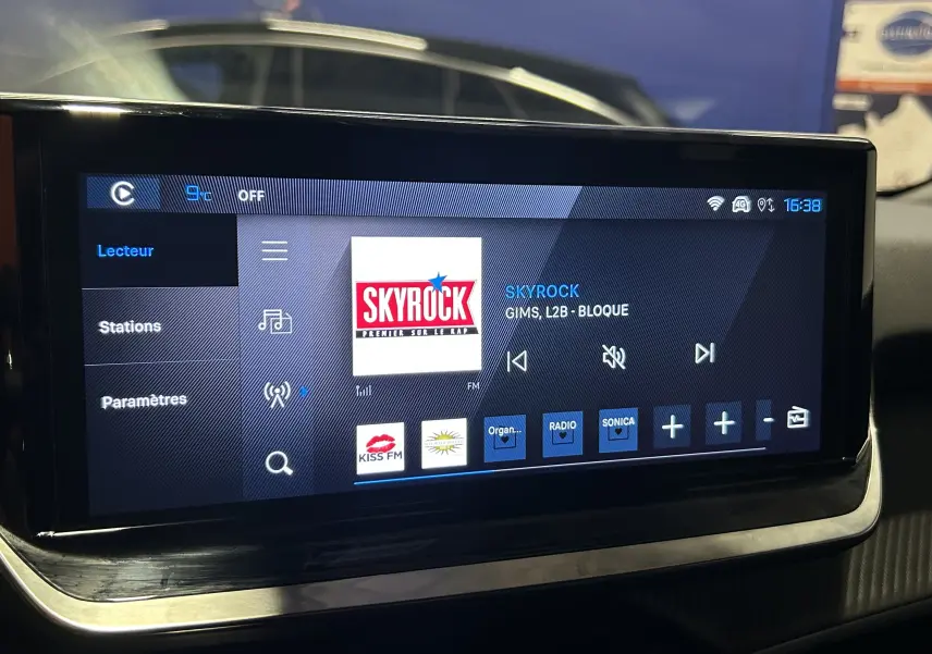Écran tactile central du Peugeot 2008 Allure Hybrid 2025 affichant la radio Skyrock en intérieur noir.