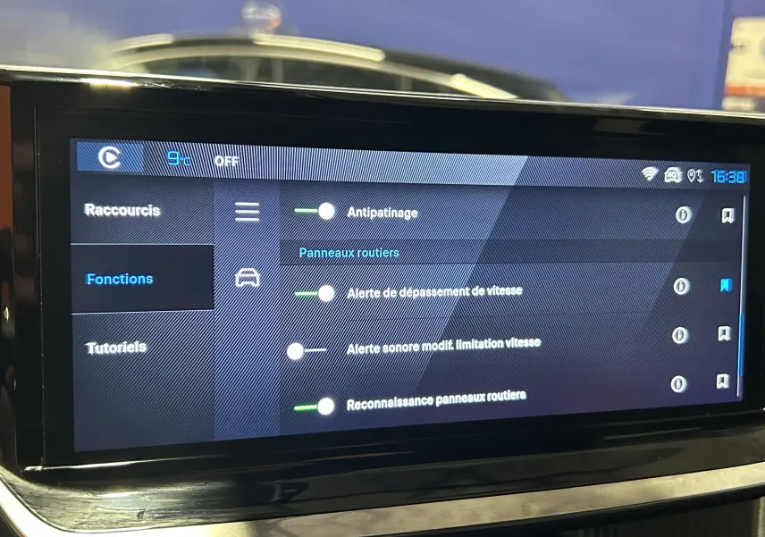 Écran tactile du système multimédia du Peugeot 2008 Allure Hybrid 145, affichant les réglages d'assistance à la conduite.